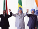 p>Les présidents sud-africain Thabo Mbeki (à gauche) et brésilien Luiz Inacio Lula da Silva (au centre) ainsi que le Premier ministre indien Manmohan Singh à droite ont concrétisé l'alliance de leurs trois pays lors du sommet de Brasilia.<p /> 

		(Photo : AFP)