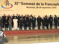 La «photo de famille» des chefs d'Etat et de gouvernement après la cérémonie d'ouverture du Sommet de la Francophonie à Bucarest. 

		(Photo : Valérie Gas/RFI)