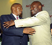 Le président burundais Pierre Nkurunziza (à g.) et le leader des FNL, Agathon Rwasa (à dr.) à Dar es-Salaam, le 7 septembre 2006. 

		(Photo: AFP)