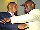 Le président burundais Pierre Nkurunziza (g) et le leader des FNL, Agathon Rwasa (dr) ont déjà signé un premier accord de paix à Dar es-Salaam, en septembre 2006.(Photo: AFP)