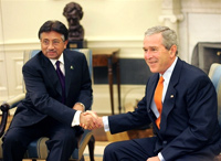 Entretien Bush-Musharraf à la Maison Blanche : les Américains reprochent régulièrement au Pakistan de ne pas faire le maximum pour démanteler al-Qaïda. 

		(Photo : AFP)