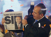 Le nouveau président du Mexique, Felipe Calderon, brandit un journal titrant sur sa victoire. 

		(Photo: AFP)