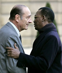 Le président français Jacques Chirac et son homologue tchadien Idriss Déby Itno, lors d'une précédente rencontre à Paris, en novembre 2005. 

		(Photo: AFP)