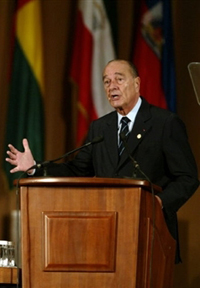 Le président français Jacques Chirac à la tribune du XIème Sommet de la Francophonie à Bucarest. 

		(Photo : AFP)