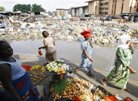 A Abidjan on craint la contamination de la chaîne alimentaire, les déchets toxiques ayant aussi été déversés à proximité de zones de cultures maraîchères. 

		(Photo : AFP)
