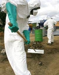 La société française Séché, spécialisée dans le traitement des déchets toxiques, a commencé son travail de décontamination des sites pollués d'Abidjan. 

		(Photo : AFP)