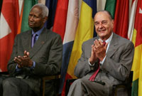Le secrétaire général de la Francophonie, Abdou Diouf, et le président français, Jacques Chirac, mercredi 27 septembre à Bucarest lors de la réunion de l'Association internationale des maires francophones. 

		(Photo : AFP)