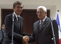 Jeudi 14 septembre, le président de l'autorité palestinienne Mahmoud Abbas (à droite) a reçu à Ramallah le ministre français des affaires étrangères Philippe Douste-Blazy, qui a estimé que <em>la formation d'un gouvernement d'union nationale pourrait constituer une évolution majeure</em>. 

		(Photo : AFP)