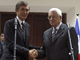 Jeudi 14 septembre, le président de l'autorité palestinienne Mahmoud Abbas (à droite) a reçu à Ramallah le ministre français des affaires étrangères Philippe Douste-Blazy, qui a estimé que <em>la formation d'un gouvernement d'union nationale pourrait constituer une évolution majeure</em>. 

		(Photo : AFP)
