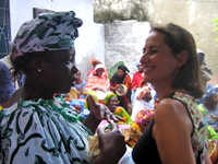 Principal objectif de Ségolène Royal pendant son séjour sénégalais&nbsp;: se nourrir des réalités du terrain. Ici à la rencontre des femmes de Thiaroye qui luttent contre l’émigration de leurs fils. &#13;&#10;&#13;&#10;&#9;&#9;(Photo : Florent Guignard/RFI)