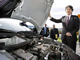 Le ministre de l'Economie et des Finances Thierry Breton devant un moteur flex-fuel capable de recevoir du biocarburant E85. 

		(Photo : AFP)