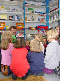 Une heure de français hors les murs : David Ratajski, intervenant de France Mobil en Rhénanie du Nord-Westphalie, captive les enfants dans le Bibliobus. 

		(Photo : kultur-frankreich.de/francemobil)