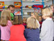 Une heure de français hors les murs : David Ratajski, intervenant de France Mobil en Rhénanie du Nord-Westphalie, captive les enfants dans le Bibliobus.(Photo : kultur-frankreich.de/francemobil)