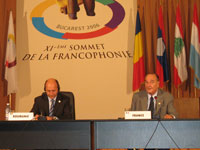 Le président roumain,Traian Basescu, et le président Jacques Chirac, lors de la conférence de presse finale du XIe Sommet de la Francophonie. 

		(Photo : Valérie Gas/RFI)