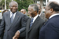 A son arrivée à l'aéroport d'Abidjan, le médiateur sud-africain Thabo Mbéki (C) a été reçu par le président ivoirien Laurent Gbagbo (G) et le Premier ministre Charles Konan Banny (D). 

		(Photo : AFP)