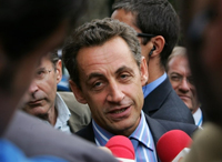 Le ministre français de l'Intérieur Nicolas Sarkozy arrive à Madrid pour participer à la réunion des huit pays d'Europe du sud concernés par le problème de l'immigration clandestine à grande échelle. 

		(Photo : AFP)