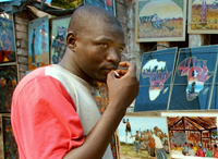 Ibrahim, vendeur de tableaux dans les rues de Dakar au Sénégal, tente d'économiser les 600 euros nécessaires à la traversée vers les îles espagnoles des Canaries. 

		(Photo : AFP)