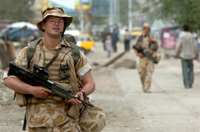 Patrouille britannique à Kaboul, le 22 août 2006. Les forces occidentales font face à une intensification de la rébellion talibane. 

		(Photo: AFP)