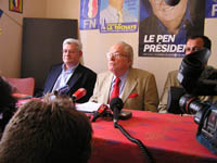 Le président du Front national Jean-Marie Le Pen et le vice-président Bruno Gollnisch (à gauche) en conférence de presse à la permanence du parti à Avignon. &#13;&#10;&#13;&#10;&#9;&#9;(Photo : David Servenay/RFI)