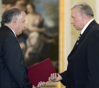 Le president polonais Lech Kaczynski (à droite) a officiellement démis, vendredi 22 septembre 2006, Andrzej Lepper (à gauche) de ses fonctions de vice-Premier ministre et ministre de l'Agriculture.
(Photo : AFP)