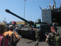 Le 12 septembre 2006 : débarquement sur le port de Beyrouth des chars Leclerc&nbsp;affectés à la Finul. &#13;&#10;&#13;&#10;&#9;&#9;(Photo : Manu Pochez/RFI)