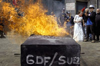 Manifestation contre la fusion GDF-Suez à Besançon, dans l'est de la France. 

		(Photo: AFP)