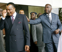 Le président en exercice de l'Union africaine Denis Sassou Nguesso (à gauche), ici en compagnie du président ivoirien Laurent Gbagbo, repart d'Abidjan déçu de n'avoir pu obtenir la relance du processus de paix. 

		(Photo : AFP)