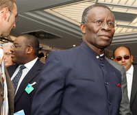 Le secrétaire général de l'Organisation des pays exportateurs de pétrole (Opep) et ministre nigérian du pétrole Edmund Daukoru à l'issue de la réunion de l'organisation lundi à Vienne. L'Opep&nbsp;a décidé de maintenir son quota de production à 28 millions de barils par jour. 

		(Photo : AFP)