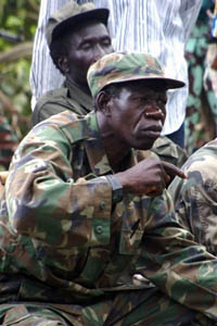 Le N°2 de l'Armée de résistance du seigneur Vincent Otti en juillet, à la frontière entre le Soudan et la République Démocratique du Congo au début du processus de paix. 

		(Photo : AFP)