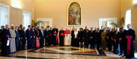 Le pape Benoît XVI a reçu lundi 25 septembre, au Palais de Castel Gandolfo, une vingtaine d’ambassadeurs de pays dont la population est majoritairement musulmane. 

		(Photo : AFP)