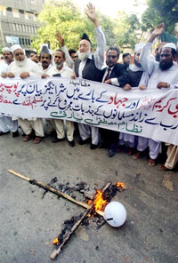 De violentes manifestations se sont deroulées dans le monde musulman, notamment au Pakistan. 

		(Photo : AFP)