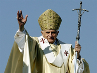 Le pape Benoît XVI au cours de sa visite en Bavière, où il a prononcé un discours en forme de cours magistral, traitant notamment des différences entre l'islam et le christianisme. Un discours qui suscite de vives réactions du côté musulman.  &#13;&#10;&#13;&#10;&#9;&#9;(Photo : AFP)