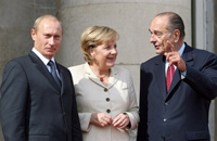 Le président français Jacques Chirac (à droite), la chancelière allemande Angela Merkel (au centre)&nbsp;et le chef de l'Etat russe Vladimir Poutine (à gauche)se sont retrouvés samedi 23 septembre au château de Compiègne (Oise), pour un bref sommet informel France-Allemagne-Russie. 

		(Photo : AFP)