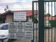 Les grilles du centre de rétention de Rochambeau où les trois lycéens haïtiens ont été conduits lundi 18 septembre. 

		(Photo : F.Farine)
