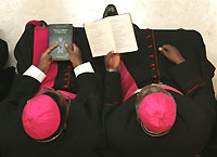 Deux évêques se concertent lors de la réunion de la communauté de Sant Egidio, à Rome, en 2005.  

		(Photo: AFP)
