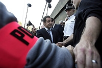 Le ministre de l'Intérieur Nicolas Sarkozy quitte la préfecture de Seine-Saint-Denis, le 20 septembre 2006 à Bobigny à l'issue d'une réunion de travail sur les questions de sécurité. 

		(Photo: AFP)