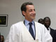 Nicolas Sarkozy a reçu comme cadeau un boubou blanc et or, nettement surdimensionné, qu’il a malgré tout enfilé par-dessus son costume. 

		(Photo : AFP)