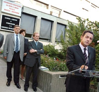 Nicolas Sarkozy a estimé, après avoir rendu visite aux CRS hospitalisés à l'hôpital de la Pitié-Salpêtrière, que sa mise en cause des décisions des juges était parfaitement justifiée. 

		(Photo : AFP)