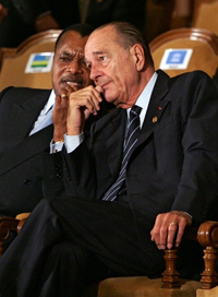 Le chef de l'Etat congolais, Denis Sassou Nguesso, et le président français, lors du XIème sommet de la Francophonie, à Bucarest. Dès son arrivée à l'Elysée, Jacques Chirac a tenté de faire évoluer les relations franco-africaines. 

		(Photo : AFP)