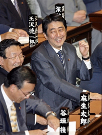 Le nouveau Premier ministre Shinzo Abe a été investi mardi par la Diète, où son parti, le PLD, dispose d'une confortable majorité 

		(Photo : AFP)