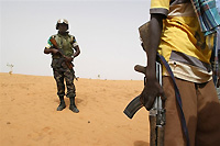 Patrouille d'un soldat de l'Union africaine (à g.) près du village de Fakili. 

		(Photo: AFP)