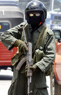 Des centaines de soldats patrouillent et contrôlent véhicules et passants dans la capitale, Colombo. Les autorités s'attendent à des représailles de la rebellion. Un climat qui rend les conditions de travail très difficiles pour les organisations humanitaires sur le terrain. 

		(Photo : AFP)