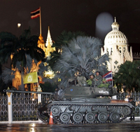 Des chars sont postés devant le siège du gouvernement à Bangkok mardi soir. 

		(Photo : AFP)