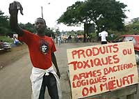 Le 4 septembre à Abidjan, des jeunes manifestent contre le déchargement de déchets toxiques mortels dans leur pays.   

		(Photo: AFP)