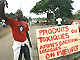 A Abidjan, des jeunes manifestent contre la livraison de déchets toxiques mortels dans leur pays.  

		(Photo: AFP)