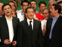 Nicolas Sarkozy (au centre) a lancé sa campagne lors de l'université d'été de l'UMP et a cloturé son discours en chantant la Marseillaise. 

		(Photo : AFP)
