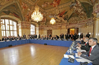 Les délégations serbes et albanaises aux négociations sur le statut du Kosovo qui ont débuté en février à Vienne. 

		(Photo : AFP)