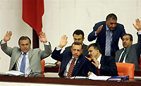Le Premier ministre turc Recep Tayyip Erdogan (au centre) et son ministre des Affaires étrangères, Abdullah Gül (à sa gauche), le 5 septembre, au Parlement d'Ankara.  

		(Photo: AFP)