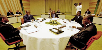 Guillaume Soro (FN), Charles Konan Banny (Premier ministre), Laurent Gbagbo (président), Henri Konan Bédié (PDCI-RDA), et Alassane Dramane Ouattara (RDR),  le 5 septembre 2006 à Yamoussoukro en Côte d'Ivoire. &#13;&#10;&#13;&#10;&#9;&#9;(Photo: AFP)