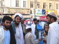 A l'entrée du Kandahari Bazar, un des plus fréquenté de Quetta, Pakistanais et Afghans se mélangent. 

		(Photo : Claire Billet/RFI)